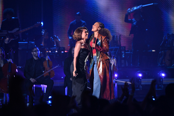Alicia Keys performs with Raye on ‘American Idol’ | Courtesy of ‘American Idol’