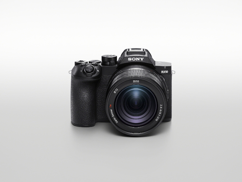 The RX10 V all-in-one super zoom camera combines resolution, super-telephoto reach, and integrated lens design with AI-powered Real-time Recognition AF (auto focus), making it ideal for travel, wildlife, and sports photography.