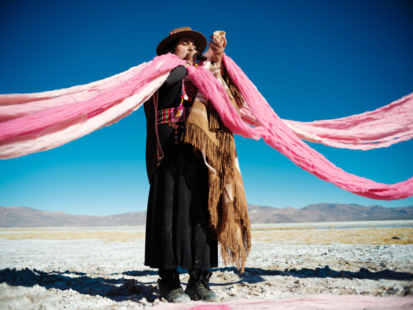 Cecilia Vicuña, Quipu de encuentro Maricunga, 2025-26, ritual performance, Atacama, Chile. Photo: Nicolas Amaro.